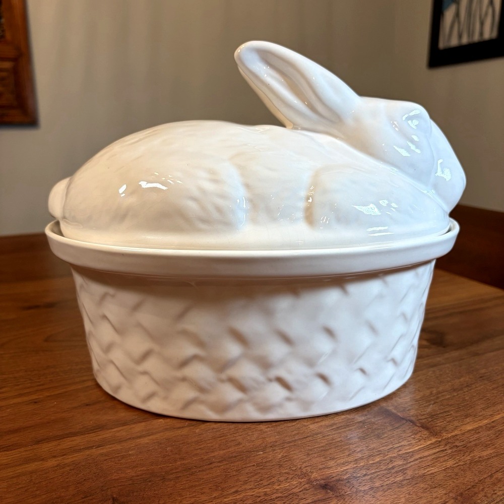 Vintage California USA Pottery White Rabbit Covered Ovenware Casserole 27-86